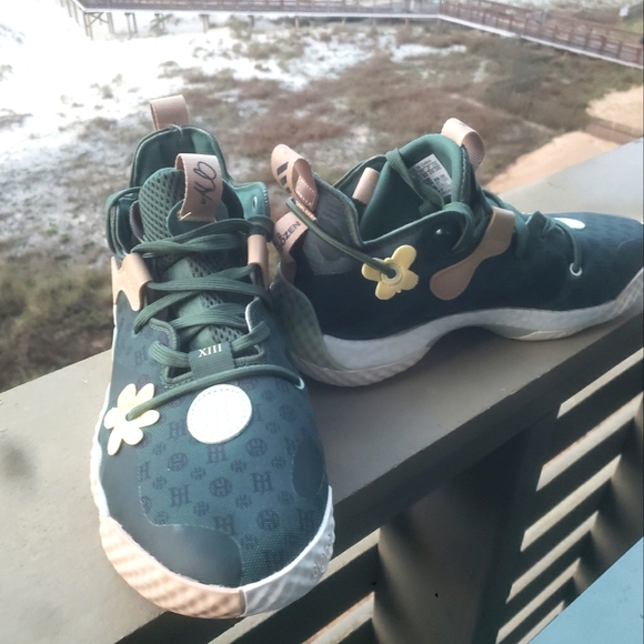 HARDEN VOL. 6 BASKETBALL SHOES size M 7